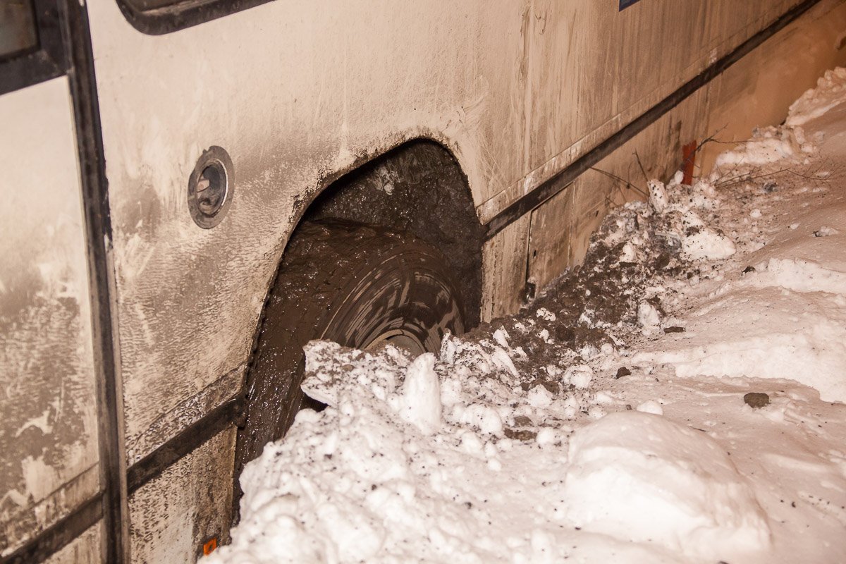 В результате маршрутка застряла в снегу В результате маршрутка застряла в снегу