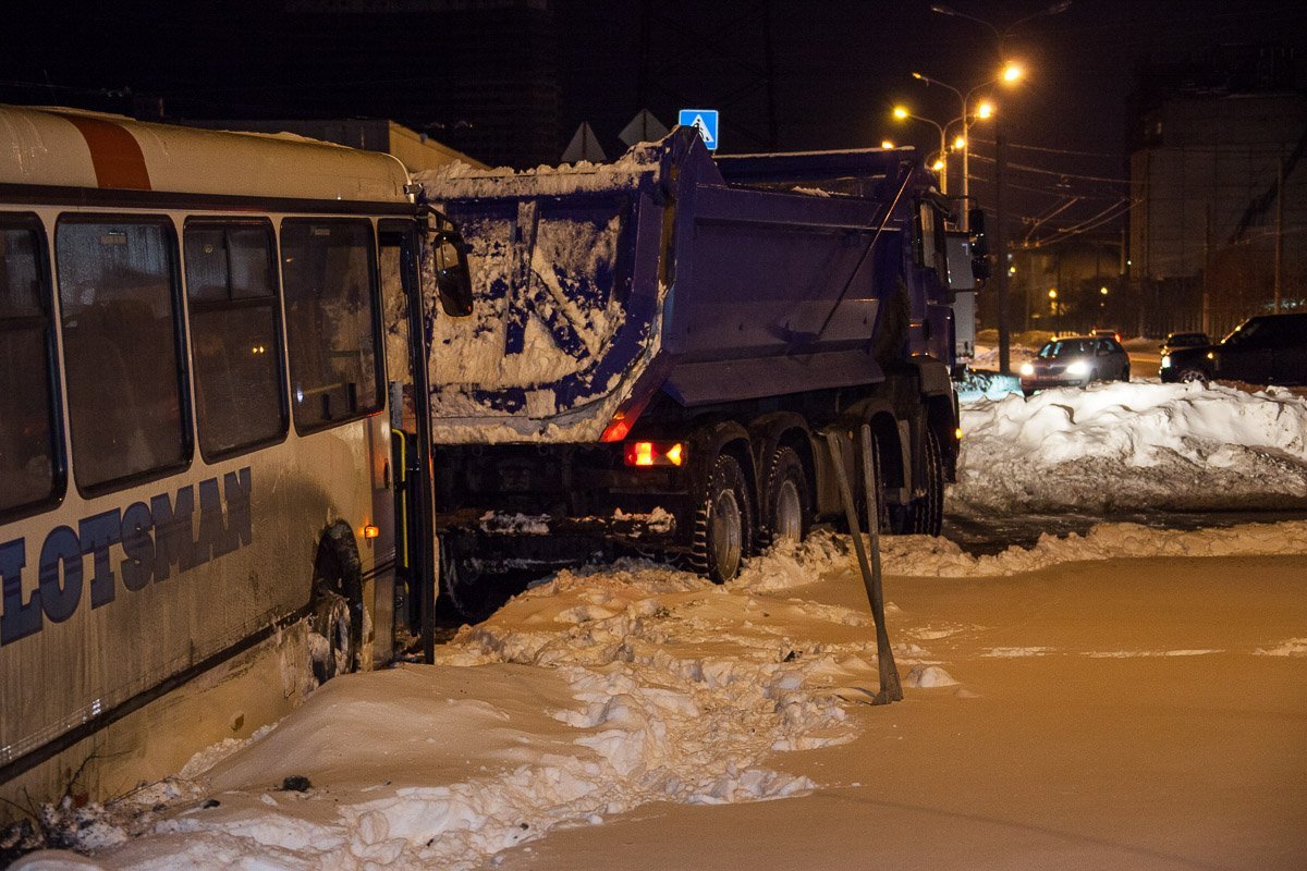 Грузовой автомобиль должен вытащить автобус Грузовой автомобиль должен вытащить автобус