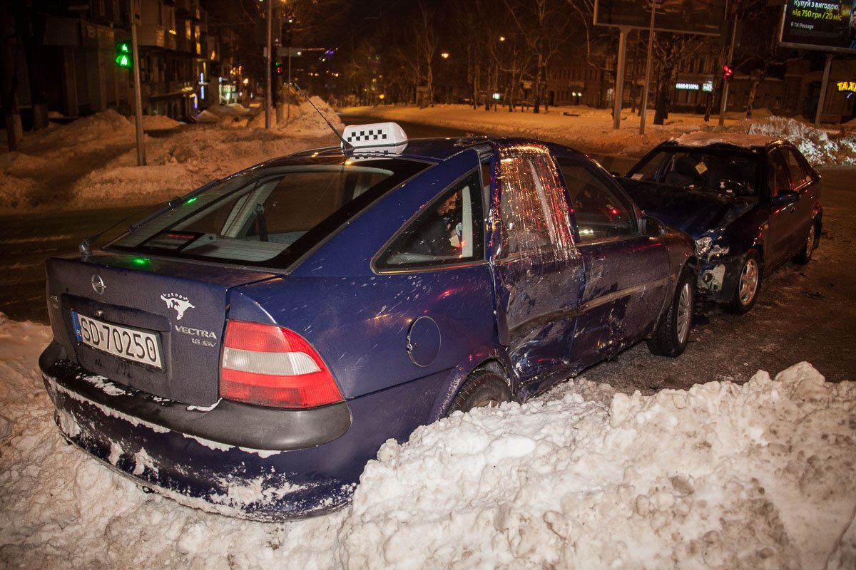 Автомобиль такси вылетел на тротуар