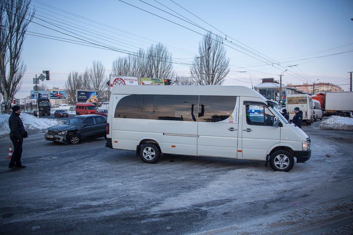 Дорогу не поделили 2 маршрутки и Geely Дорогу не поделили 2 маршрутки и Geely