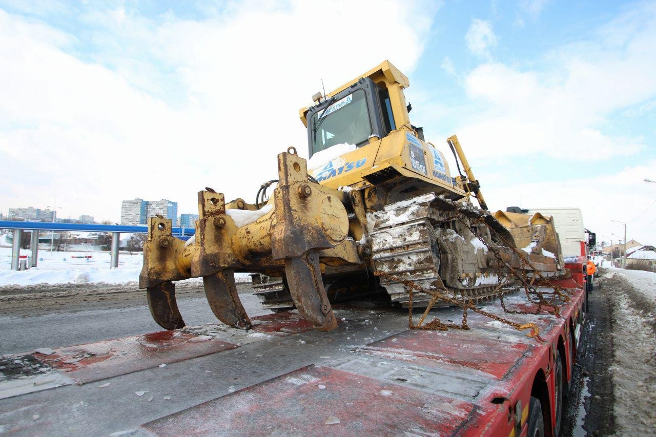 Многотонная машина опасно нависает над дорогой