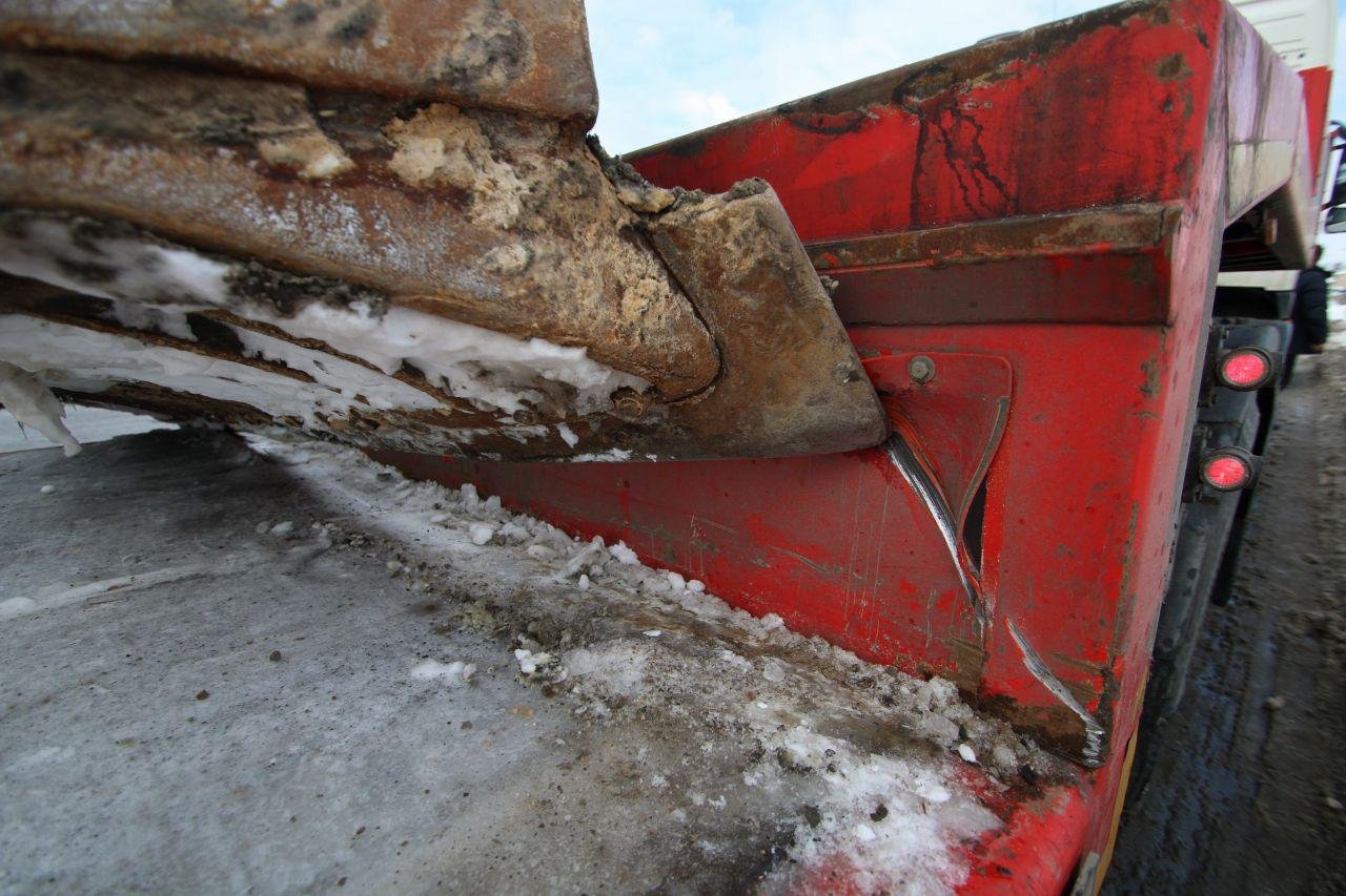 Падая, бульдозер повредил тягач