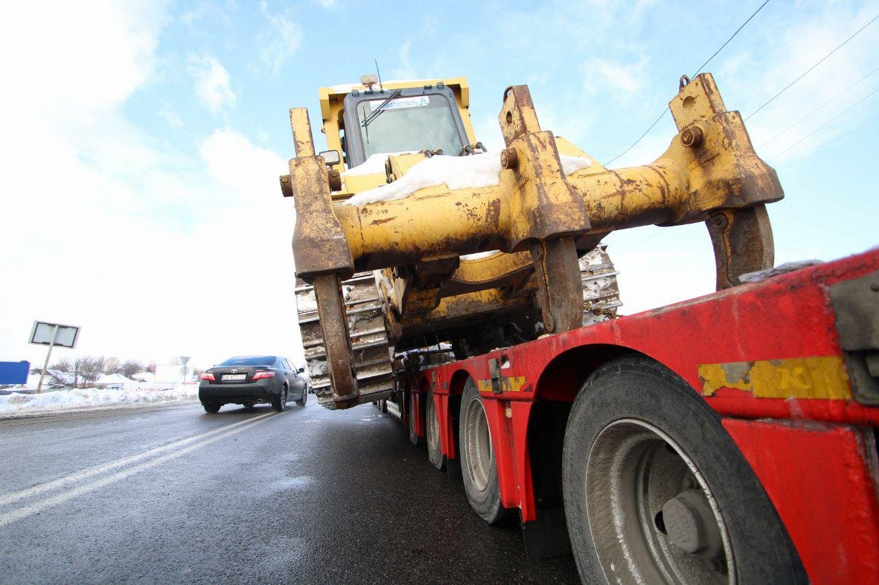 Машина нависает над проезжей частью