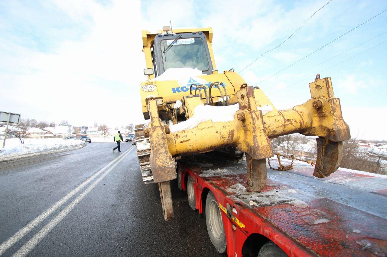 На месте ждут кран, чтобы поставить бульдозер на место