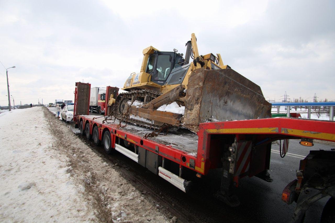 На тягаче накренился бульдозер