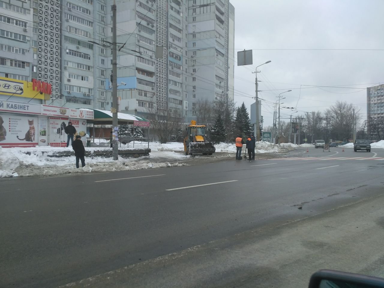 Коммунальные службы Днепра продолжают убирать город от снега