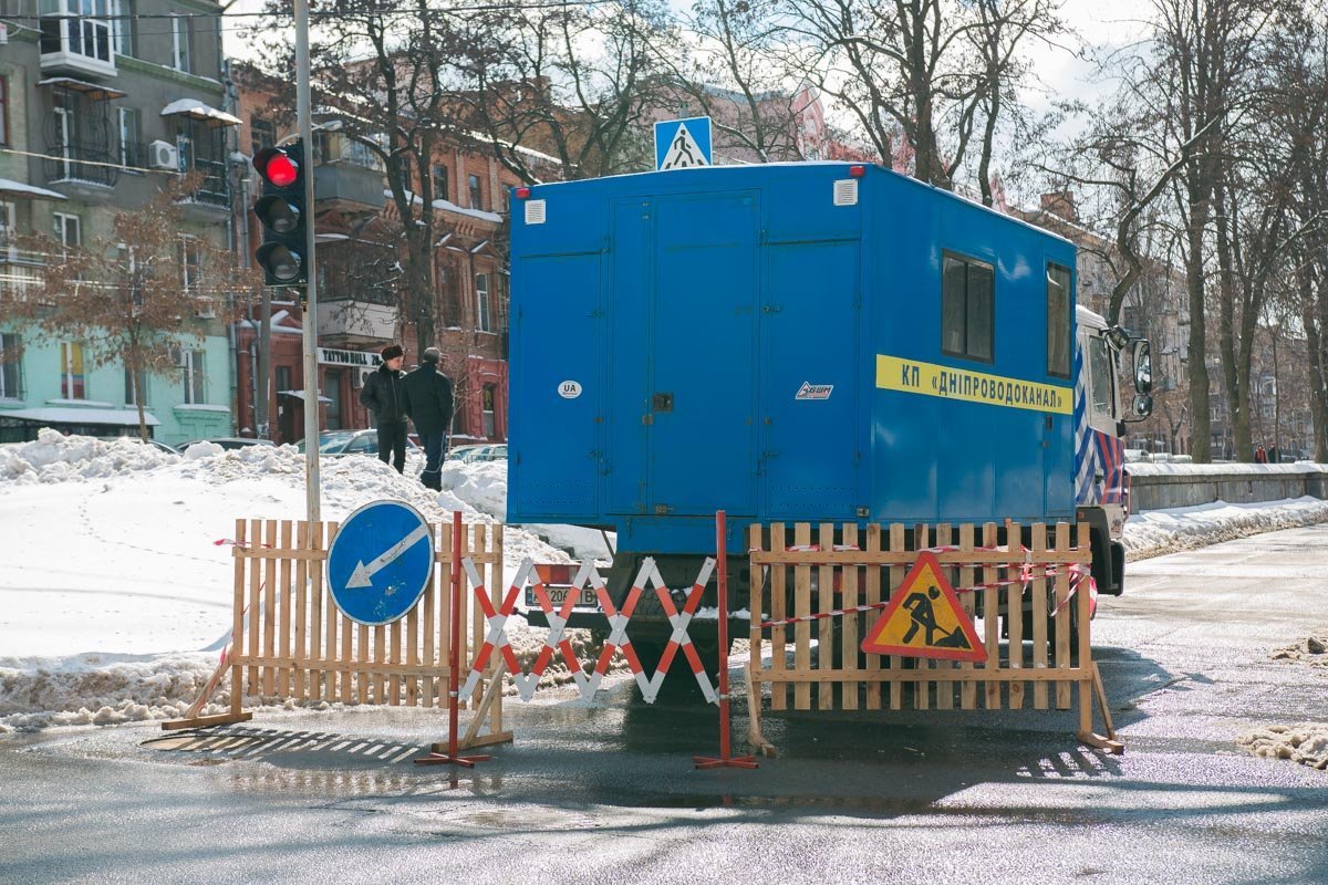 Коммунальщики вновь перекрыли участок дороги на улице Гоголя