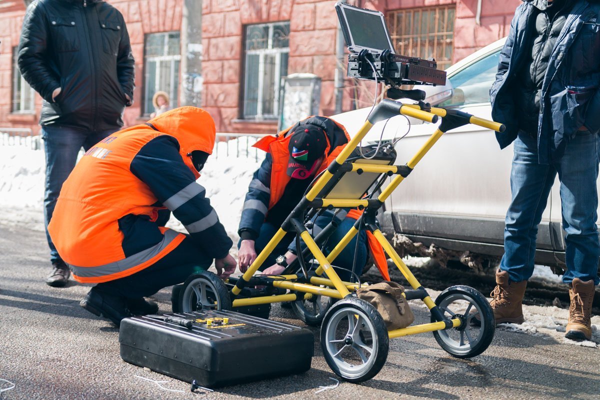 Под руководством мастера участка коммунальщки проводят гидролокацию