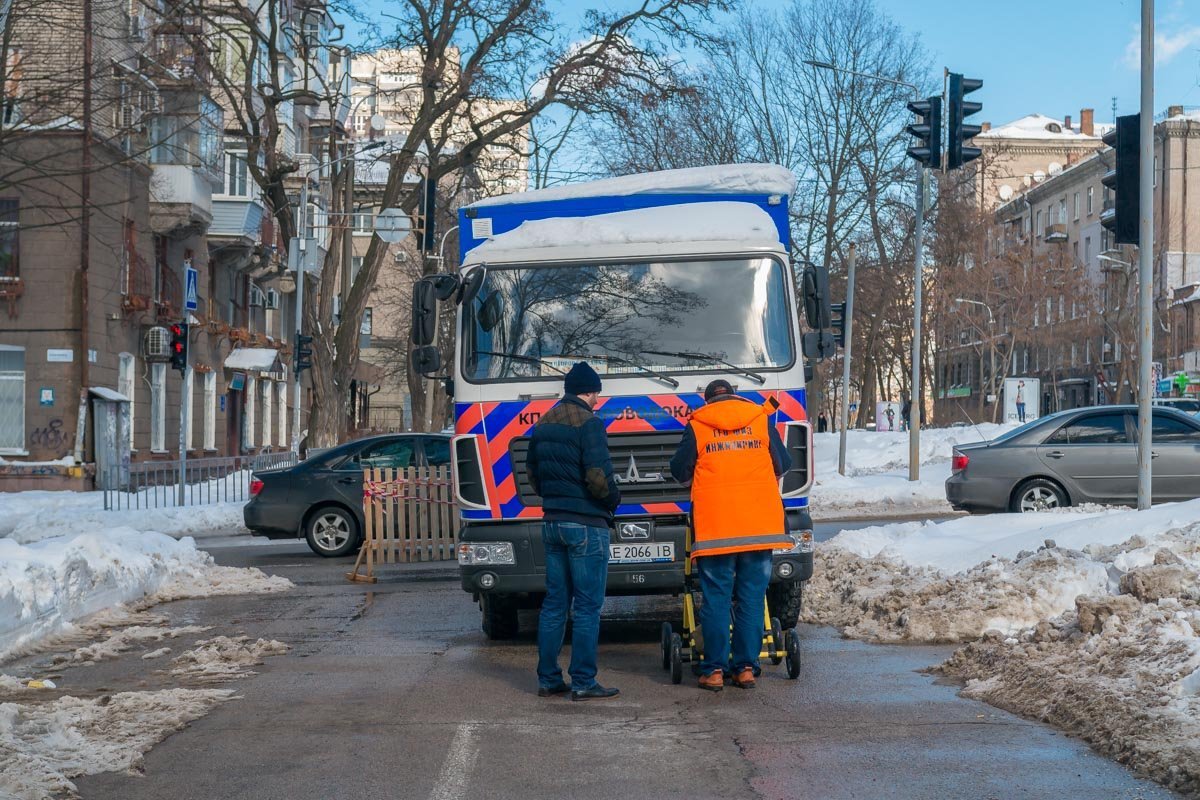 Проезд по улице Гоголя от Шевченко до Паторжинского перекрыт автомобилями «Днепрводоканала» 