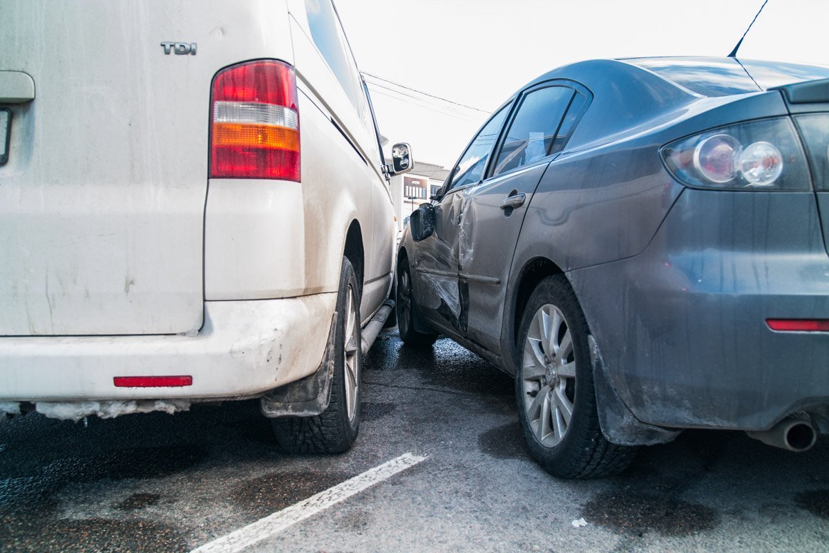 22 марта, приблизительно в 13:40, на пересечении Запорожского шоссе и улицы Космической столкнулись Mazda и минивен Volkswagen