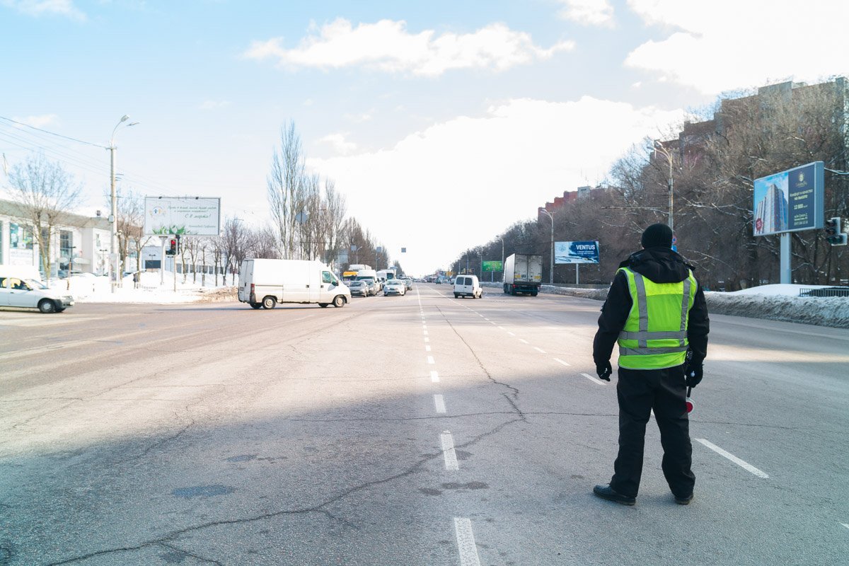 На данном участке дороге работает регулировщик