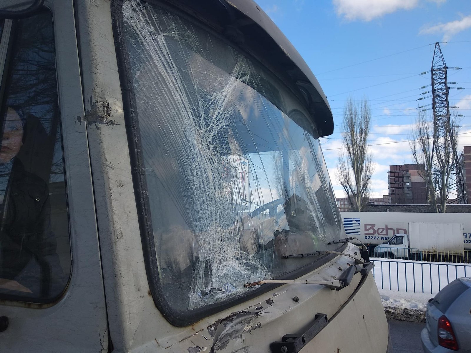 На перекрестке с улицей Березинской водитель КамАЗа остановился, чтобы пропустить проезжающий автомобиль, вслед за ним притормозил Mercedes Sprinter На перекрестке с улицей Березинской водитель КамАЗа остановился, чтобы пропустить проезжающий автомобиль, вслед за ним притормозил Mercedes Sprinter