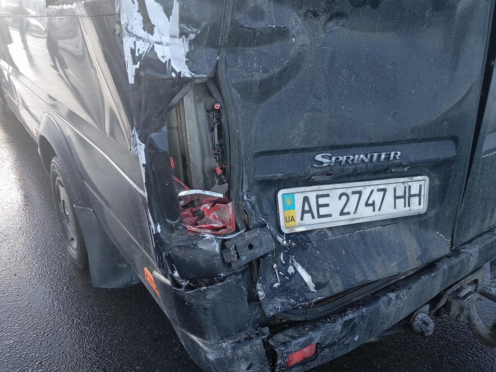 Водитель МАЗа, который двигался позади не успел среагировать, в следствие чего ударил маршрутку а та, в свою очередь, КамАЗ Водитель МАЗа, который двигался позади не успел среагировать, в следствие чего ударил маршрутку а та, в свою очередь, КамАЗ