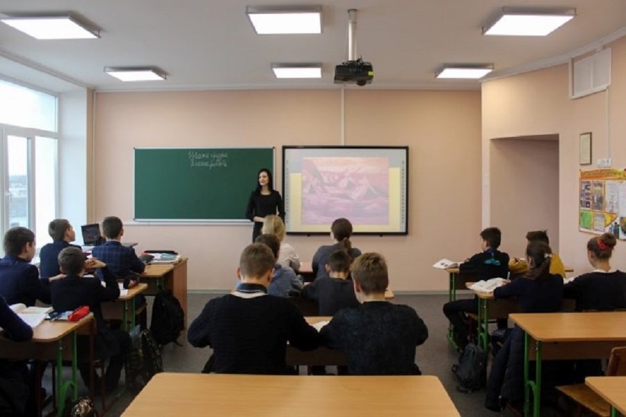 В классах появилась современная мебель, проекторы и интерактивные доски