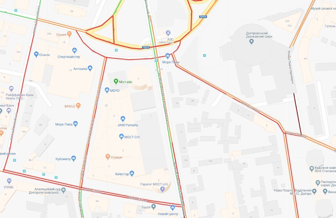 Тянучка образовалась возле торговых центров Тянучка образовалась возле торговых центров