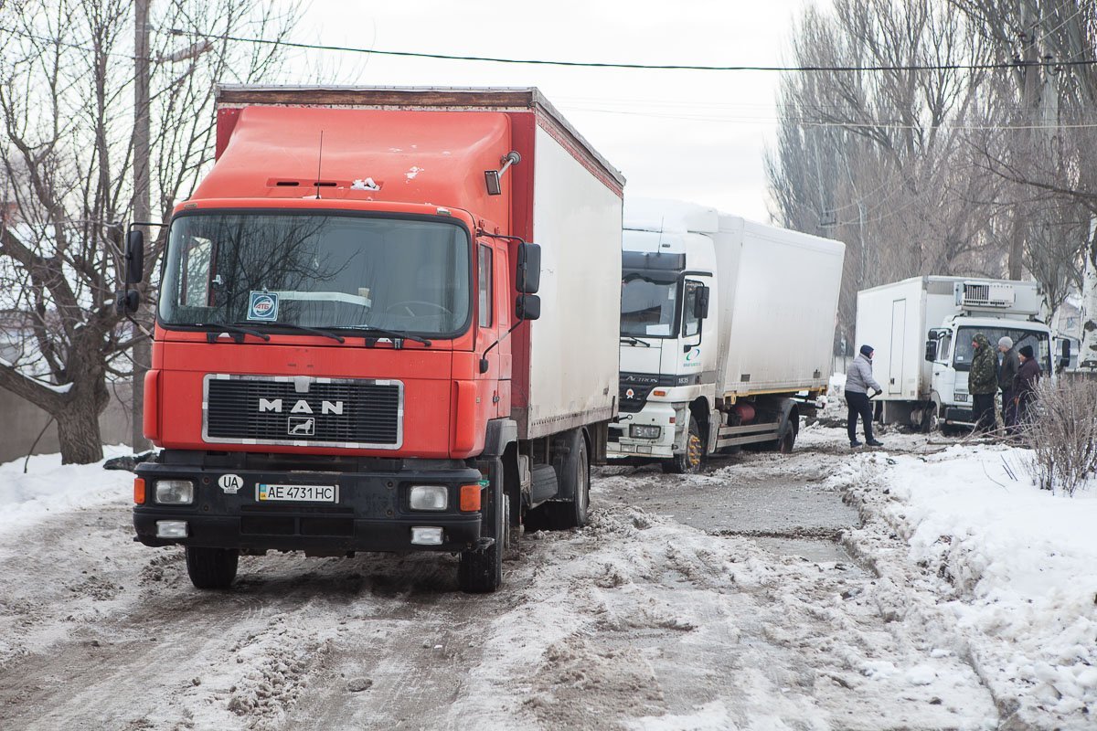 Фуры застряли в ямах на Криничной Фуры застряли в ямах на Криничной