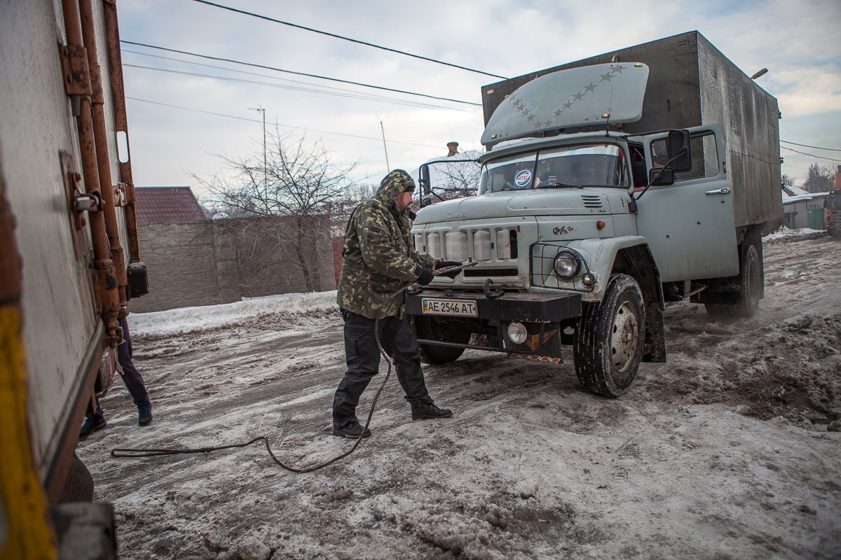 Водители вытягивали фуры своими силами Водители вытягивали фуры своими силами