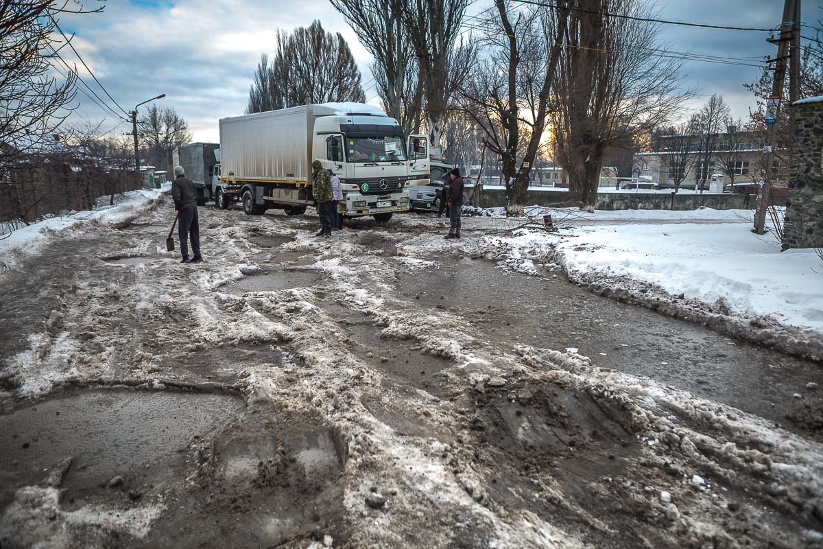 Ямы, залитые водой, есть вдоль всей дороги Ямы, залитые водой, есть вдоль всей дороги