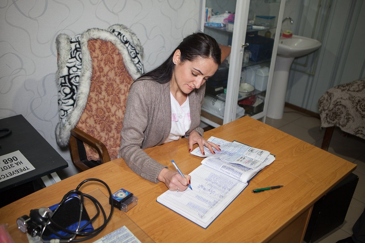 В кабинете у фельдшера водители проходят осмотр В кабинете у фельдшера водители проходят осмотр