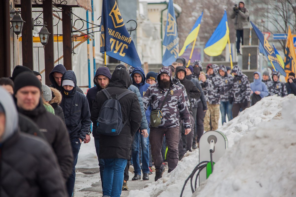 Митингующие прошли шествием от площади Героев Майдана до здания Управления Патрульной полиции Митингующие прошли шествием от площади Героев Майдана до здания Управления Патрульной полиции