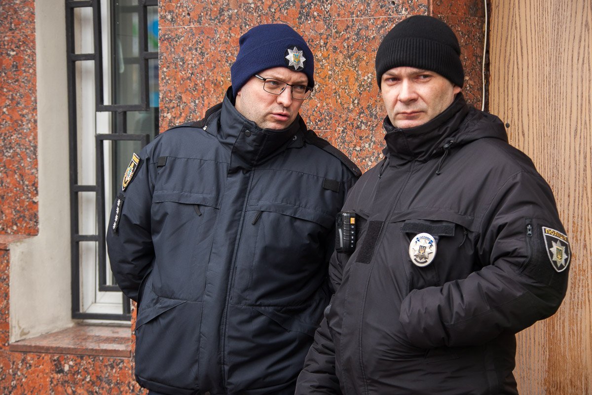 Митингующие вели себя мирно, полиция вышла к собравшимся для разговора Митингующие вели себя мирно, полиция вышла к собравшимся для разговора