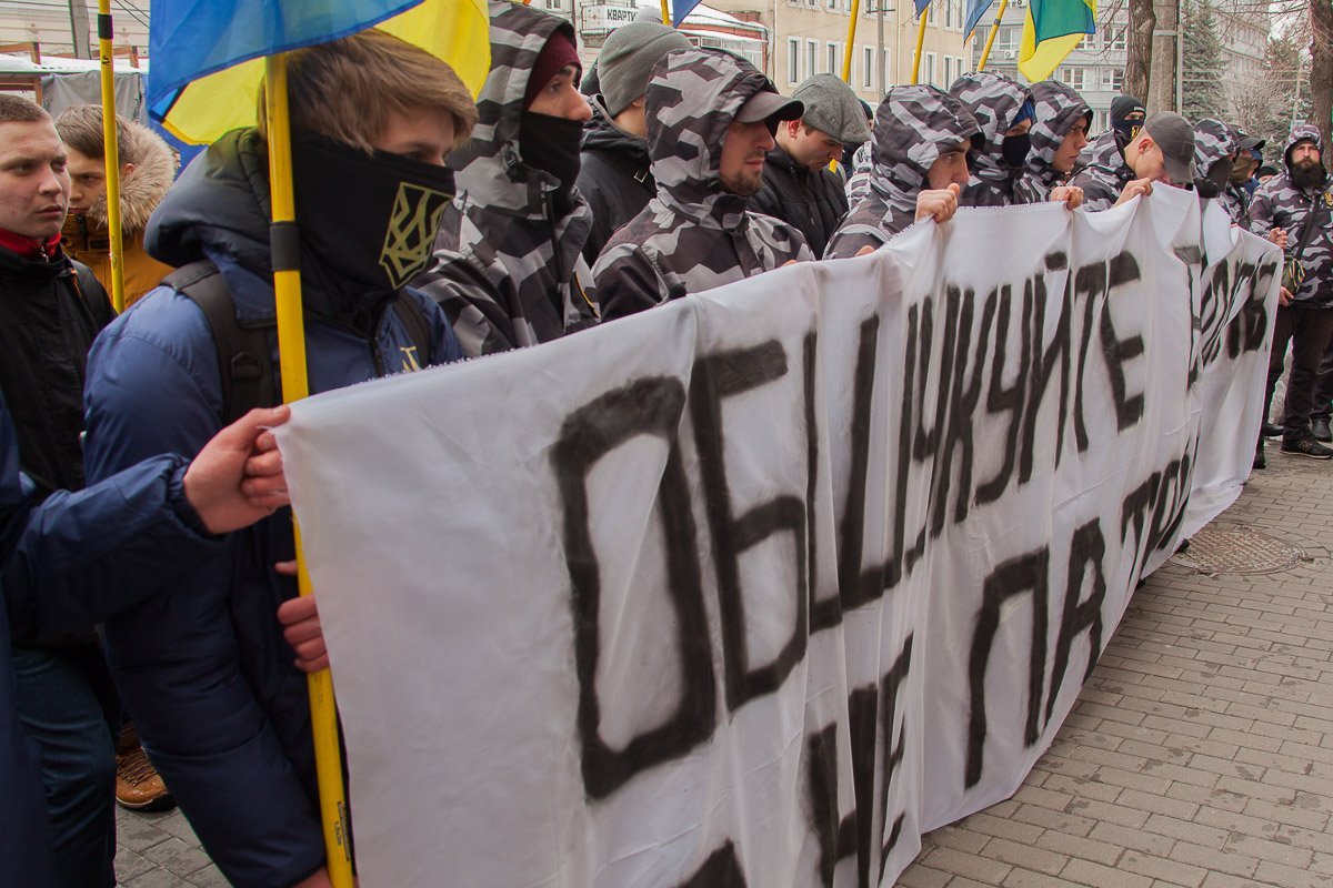 Патриоты вышли к зданию полиции, чтобы показать, что у правоохранителей не получится просто так давить на общественников Патриоты вышли к зданию полиции, чтобы показать, что у правоохранителей не получится просто так давить на общественников