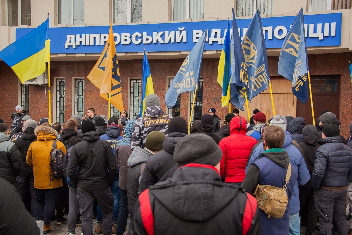 Под зданием полиции собрались более 200 активистов Под зданием полиции собрались более 200 активистов