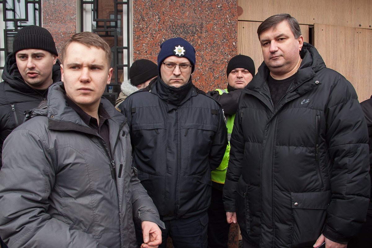 Митинг продолжился в Индустриальном райотделе Митинг продолжился в Индустриальном райотделе