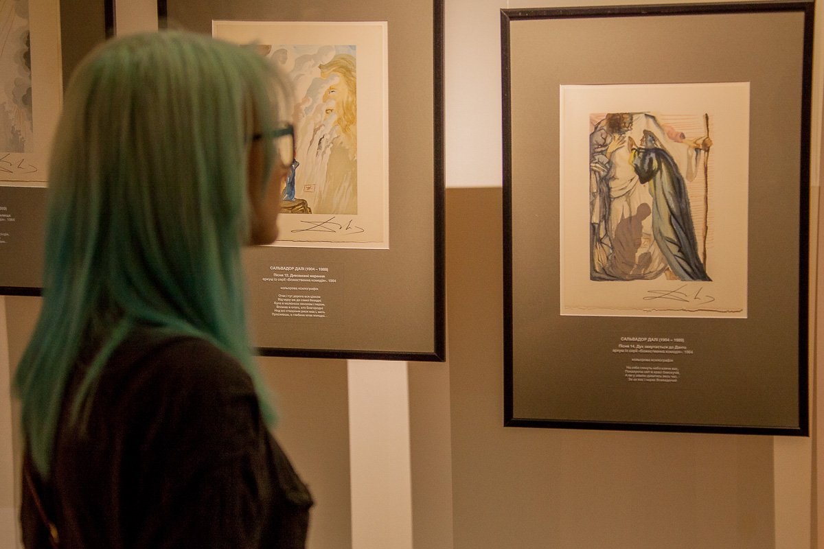 На третьем этаже представлены гравюры Дали На третьем этаже представлены гравюры Дали