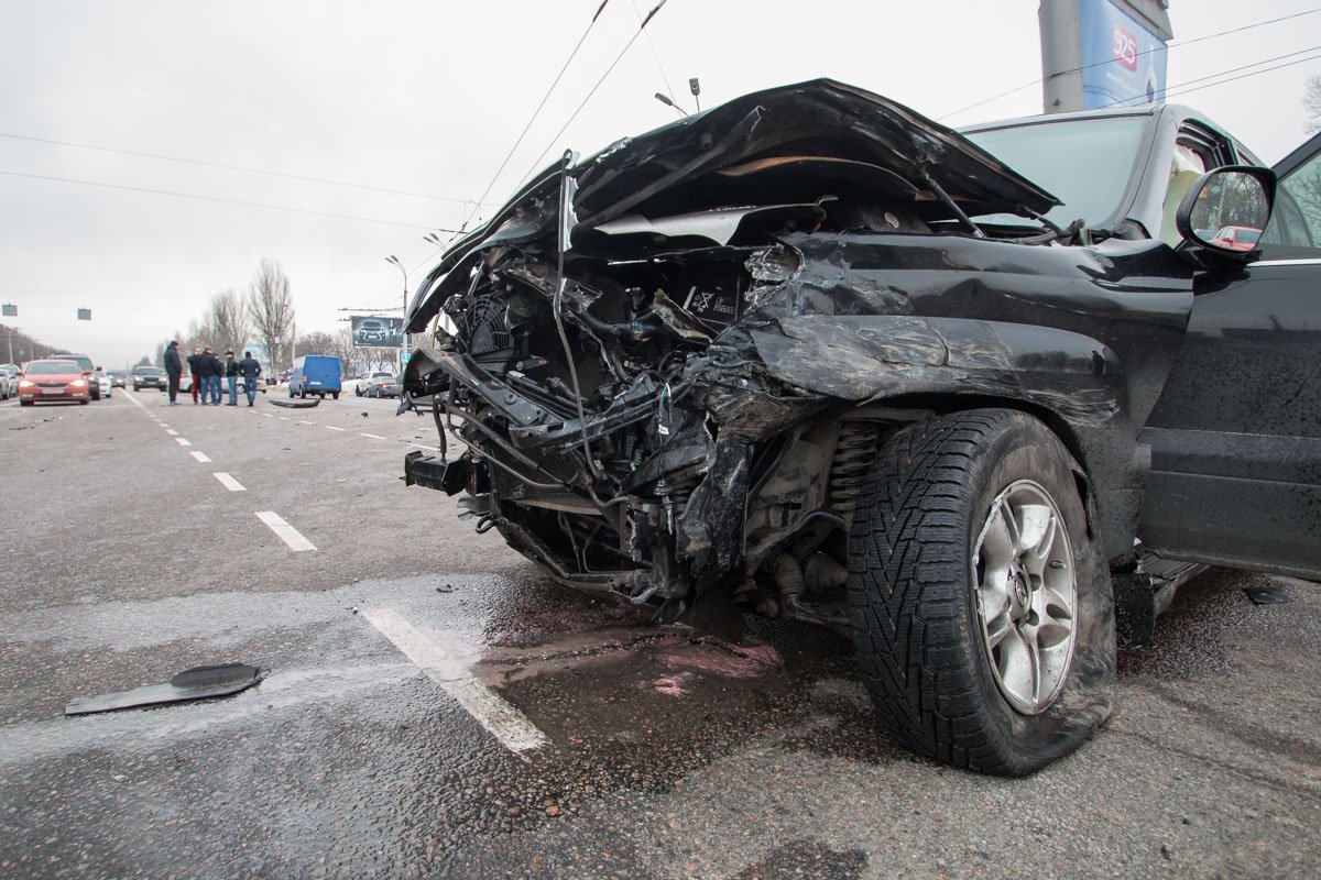 Столкнулись Lexus и Mercedes