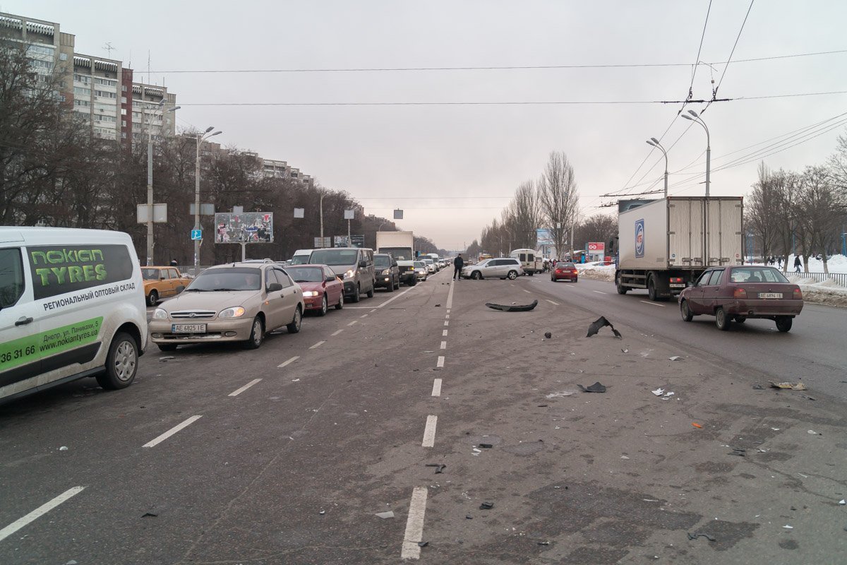 Движение транспорта на данном участке дороги затруднено