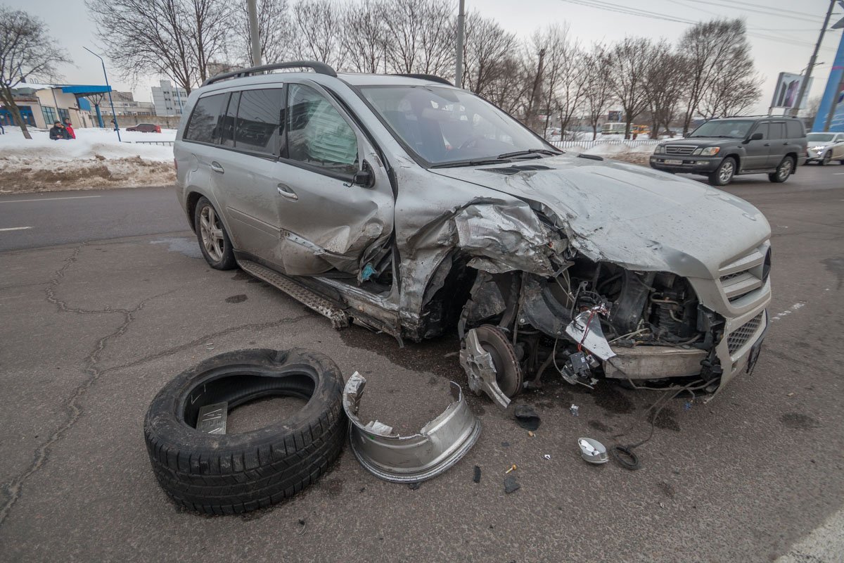 Автомобиль Mercedes ехал по Запорожскому шоссе со стороны аэропорта