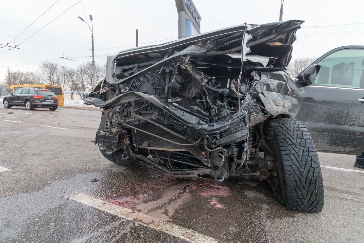 Оба автомобиля сильно пострадали