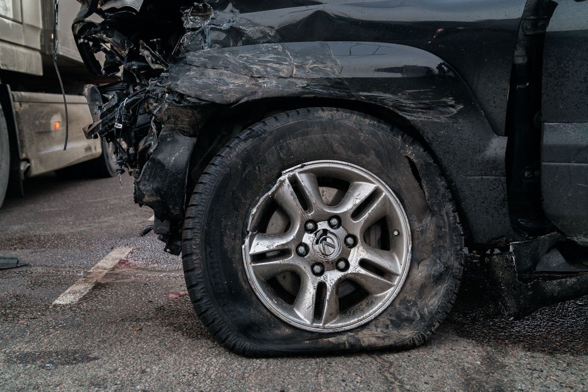 У автомобиля Lexus повреждена левая часть кузова