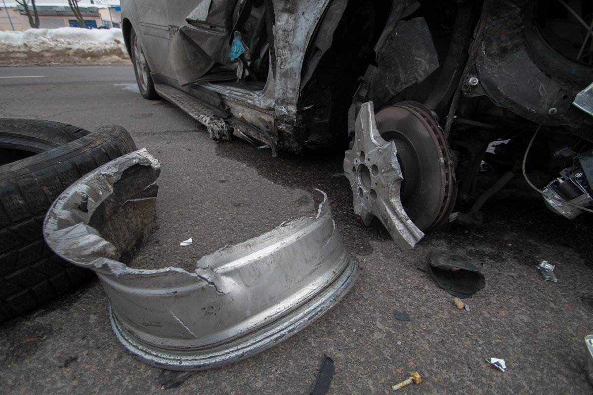 У Mercedes оторвано правое переднее колесо