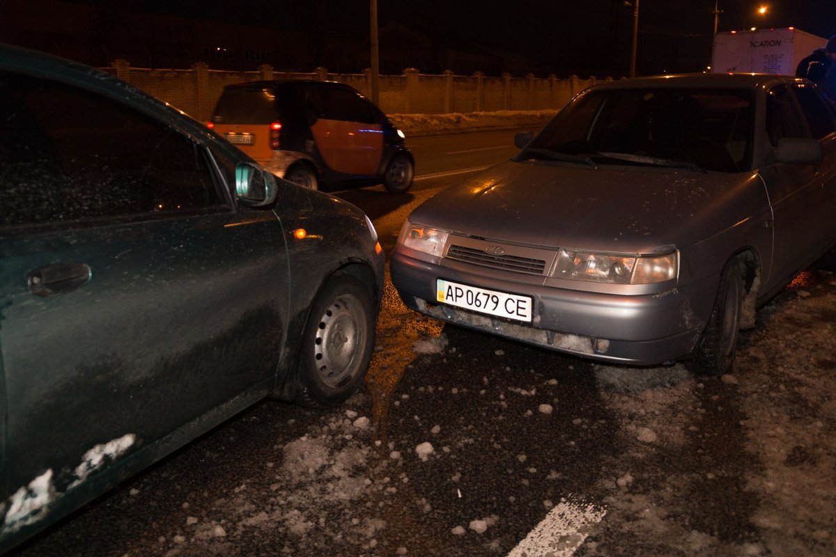 У автомобиля Chevrolet поврежден передний бампер