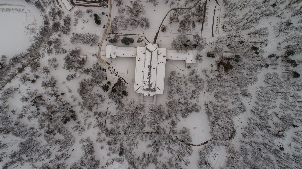 Величие дворца особенно виднеется с высоты