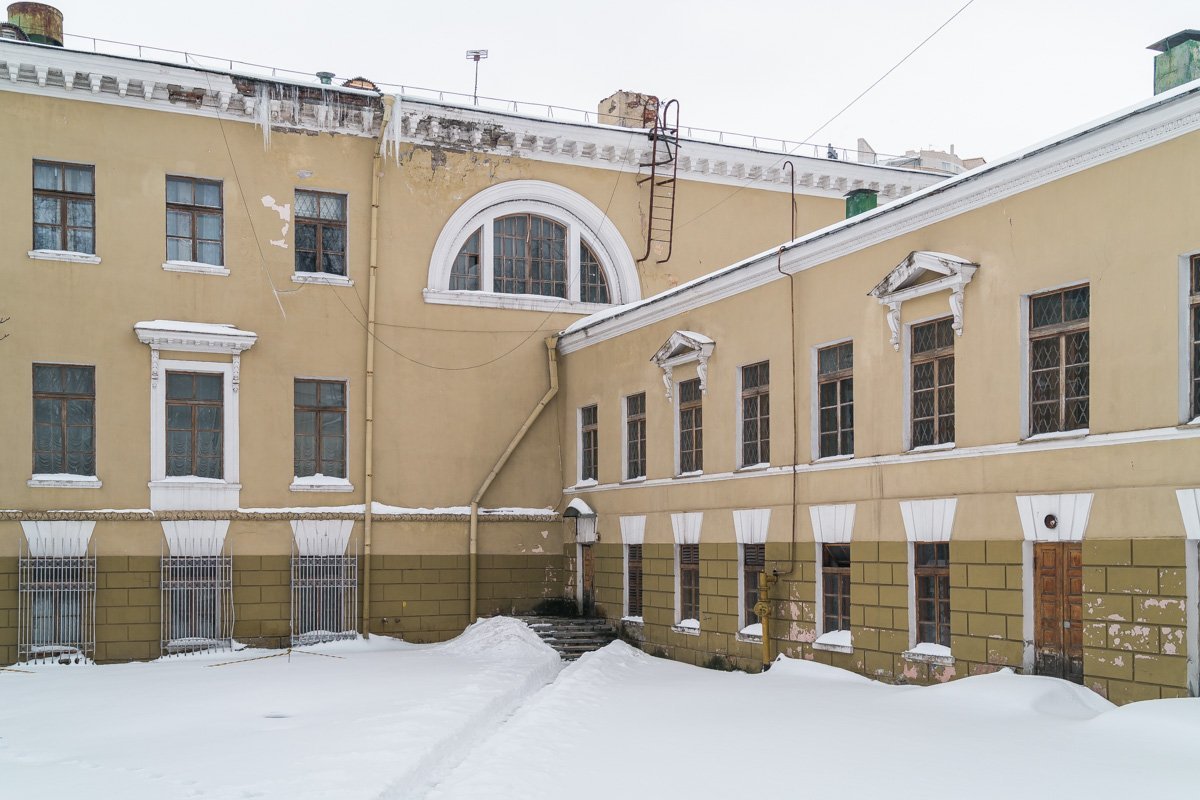 Сейчас стены дворца украшены граффити 