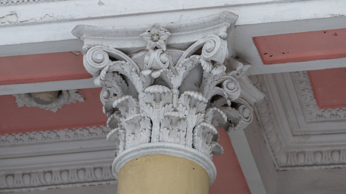 Нужно больше лепнины