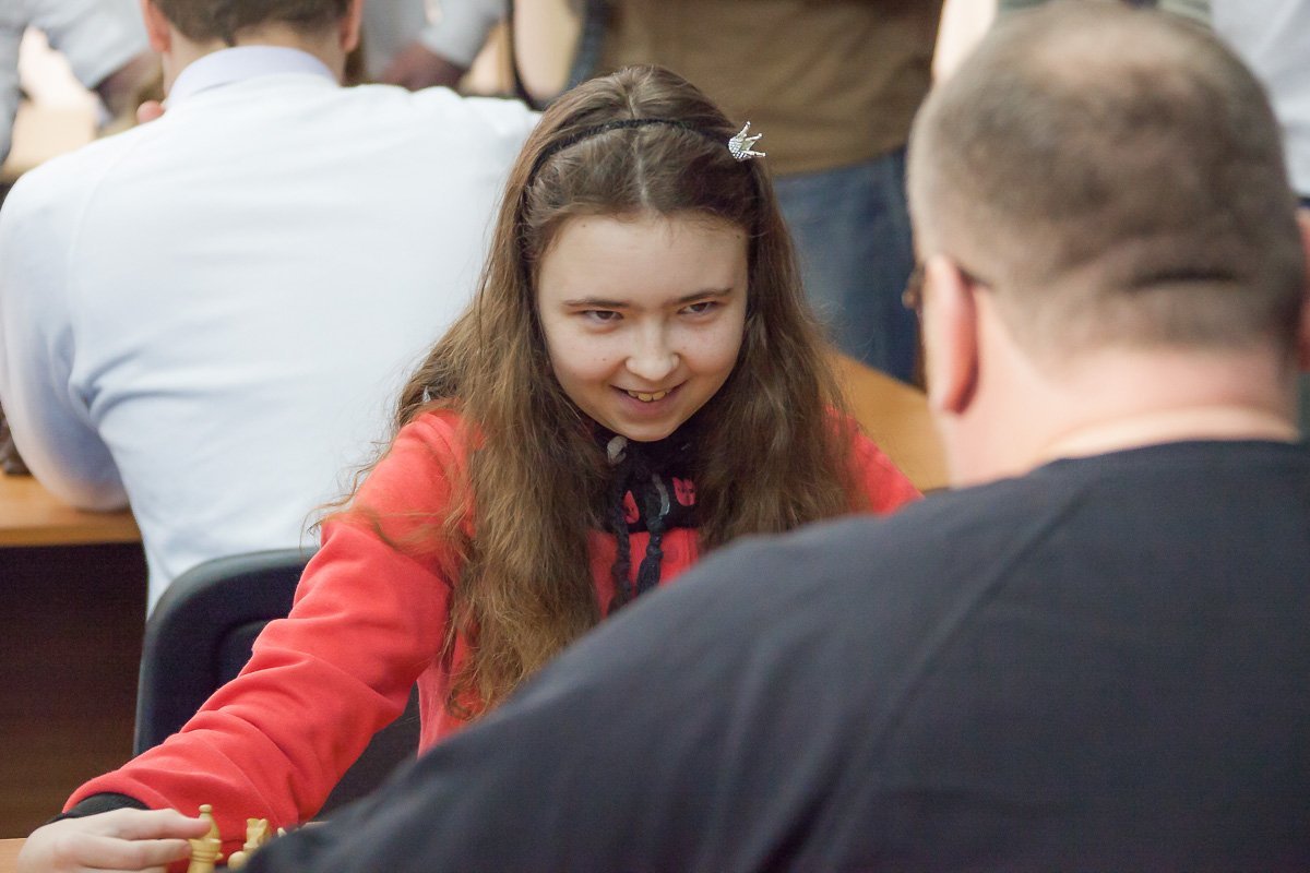 С госслужащими соревновались девочки, профессионально занимающиеся шахматами