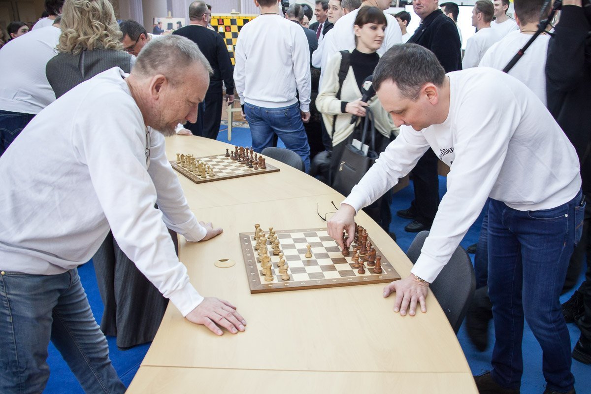 Все участники турнира были одеты в специально изготовленные белые фирменные свитшоты