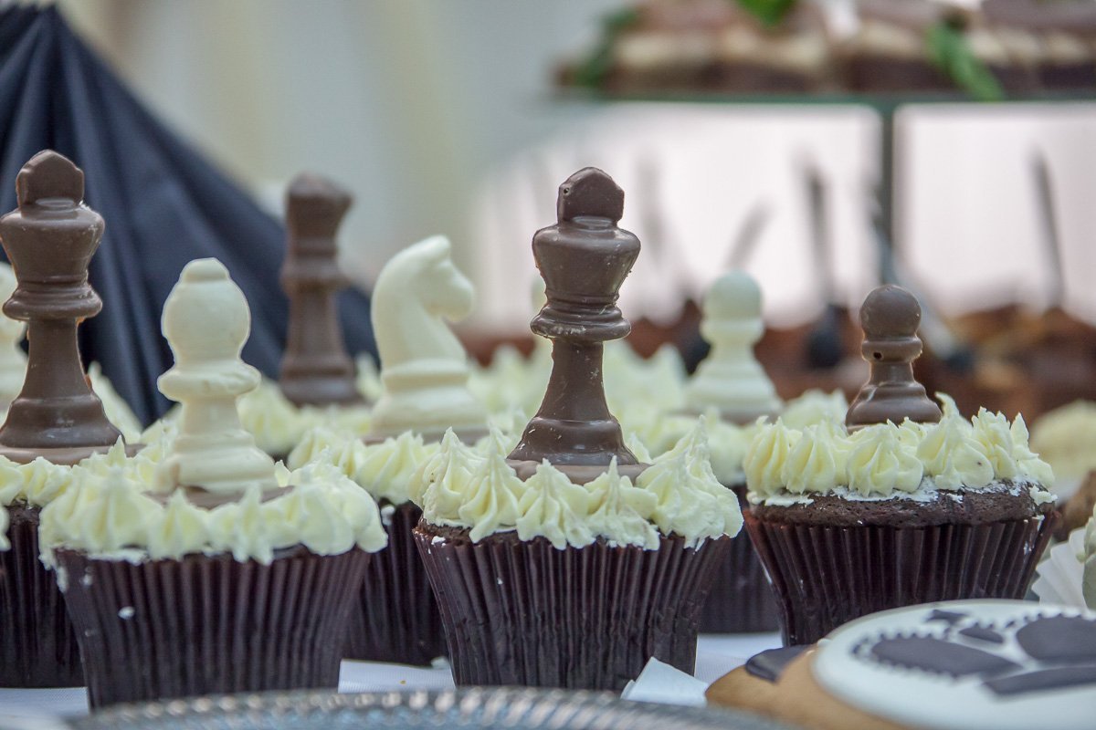 Шахматные фигуры были в виде шоколадного десерта, конечно, но это добавило атмосферы игре и подарило хорошее настроение