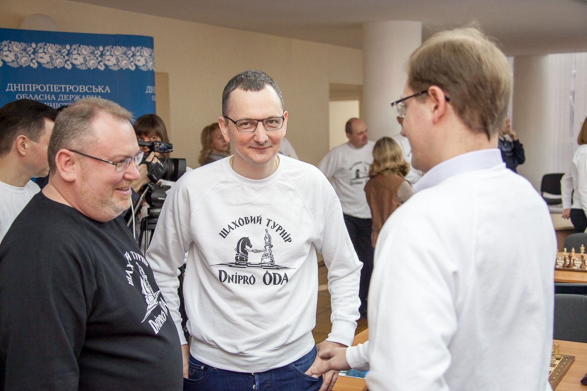 В зале, где проходил турнир также была фотовыставка, на которой были представлены фото участников за игрой