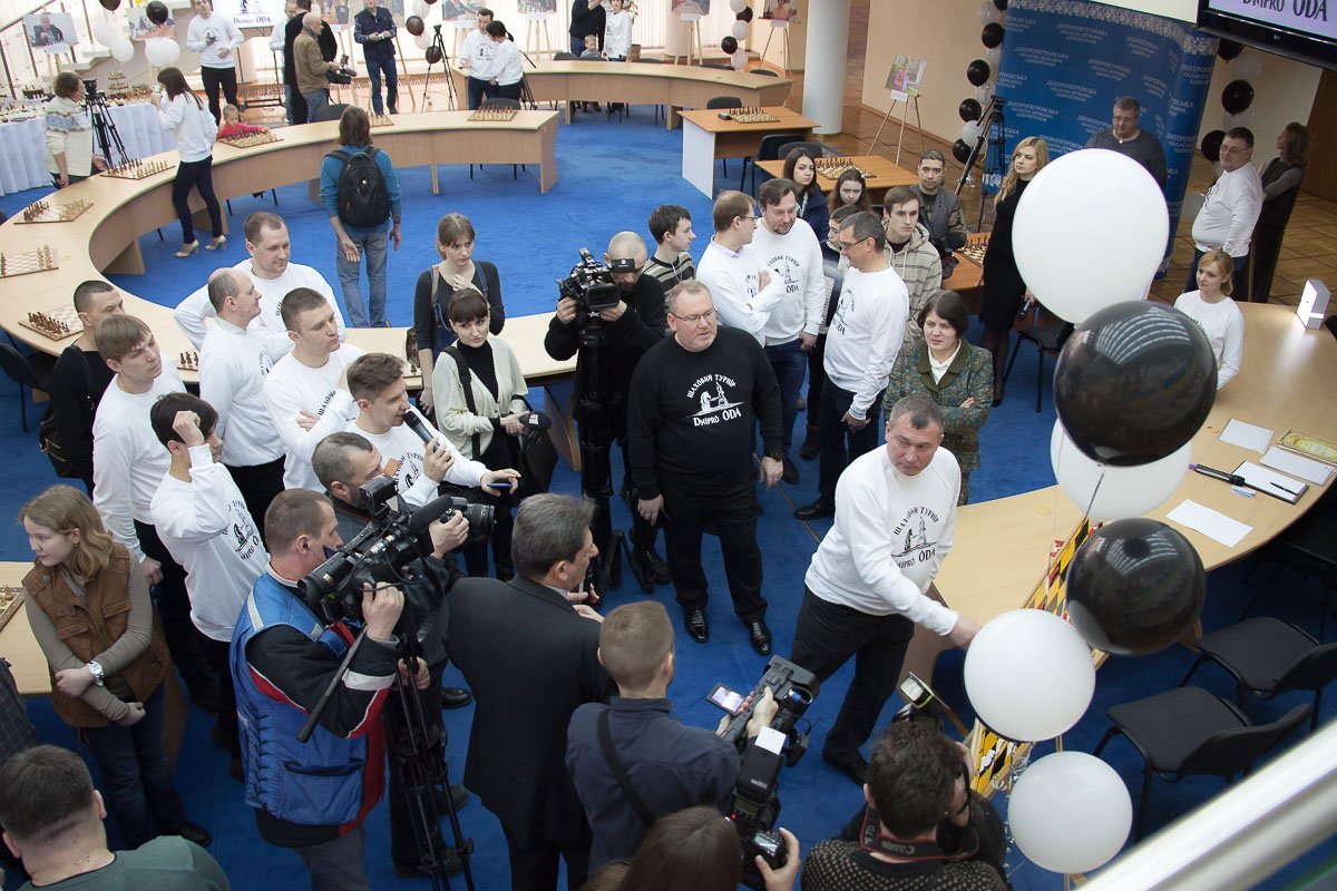 Юрию Голику подсказывают, пока никто не видит