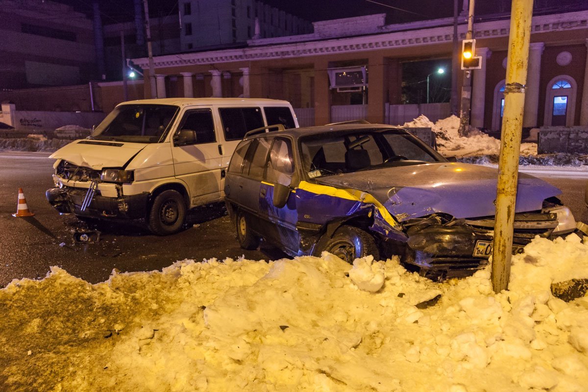 В результате ДТП оба автомобиля получили значительные повреждения В результате ДТП оба автомобиля получили значительные повреждения