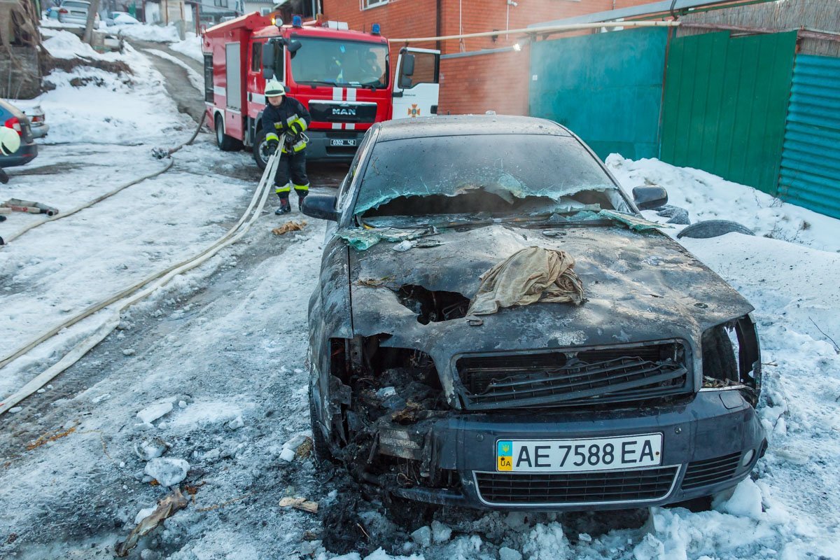 У автомобиля Audi A6 полностью сгорела передняя часть У автомобиля Audi A6 полностью сгорела передняя часть