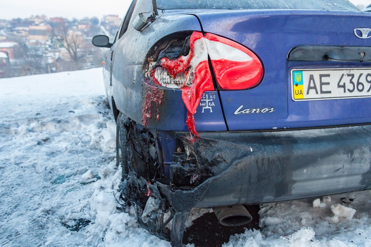 А у автомобиля Daewoo Lanos оплавилась левая часть заднего бампера и часть салона А у автомобиля Daewoo Lanos оплавилась левая часть заднего бампера и часть салона
