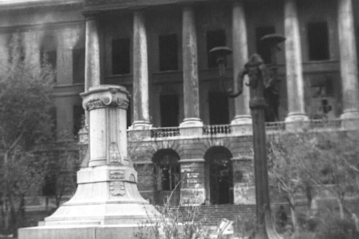 Сгоревший главный корпус "Горки", кадр из кинохроники 1943-го года