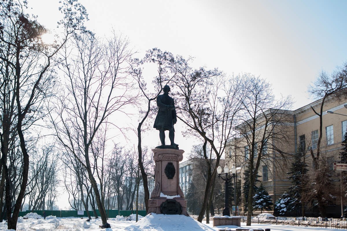 Перед главным корпусом на пьедестале красуется Михаил Васильевич Ломоносов