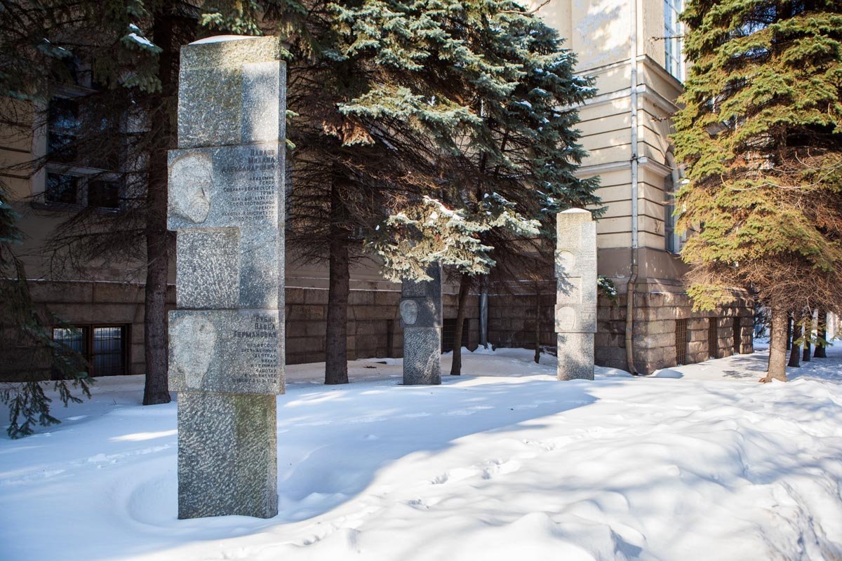 На территории университета можно найти множество мемориалов